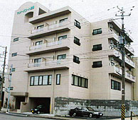99年3月に新築になった新潟支部会館（5F建て）2Fが事務所・3F以上がマンション