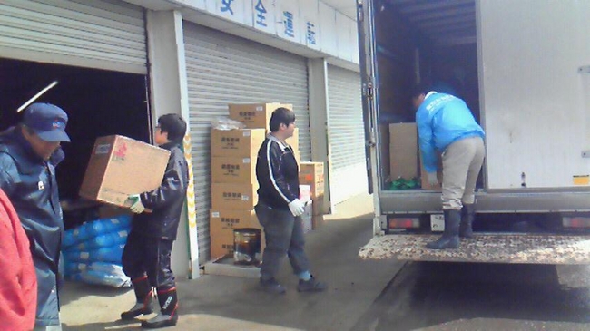 東松島市の災害対策本部へ支援物資を降ろす様子