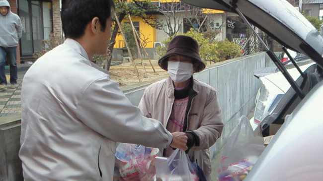3月21日、小名浜にて支援物資を受け渡す 岡部博関東地方支部先任事務職員