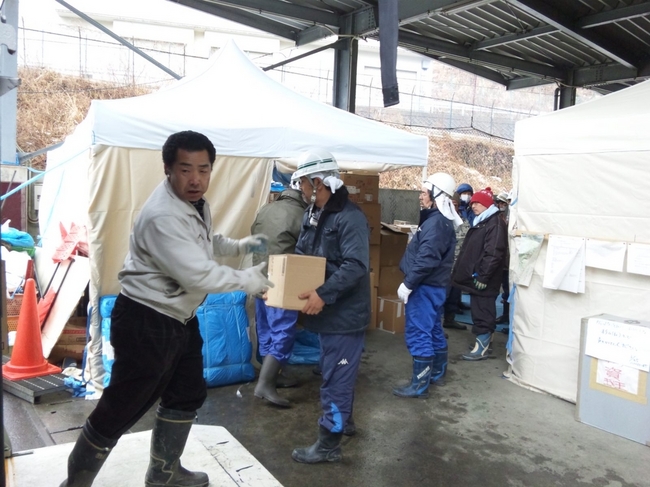 3月26日、石巻市雄勝にて支援物資を受け渡す 正路義光八戸現地対策本部長