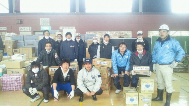 3月25日、大船渡市の避難所へ支援物資を受け渡した 釜石隆志八戸支部執行部員と、野田則男水産部専任部長