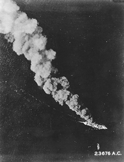 1943(昭和18)年3月2日ビスマルク海でB-17爆撃機の爆撃を受け被弾炎上する【旭盛丸】