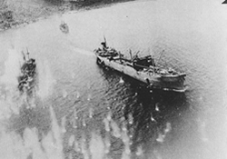 米軍機の攻撃をうける日本丸型の油槽船の拡大写真