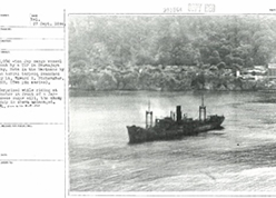 1944(昭和19)年9月27日Rota島 Sosanjaya湾停泊中の日本貨物船
