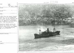 1944(昭和19)年9月27日Rota島 Sosanjaya湾停泊中の日本貨物船