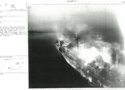 1944(昭和19)年11月Busuanga島停泊中、攻撃を受ける日本貨物船
