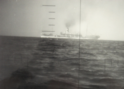 1943(昭和18)年1月4日北緯07度01分、東経 151度42分付近（ﾄﾗｯｸ-ﾗﾊﾞｳﾙ間)でSilversidesが撮影した病院船朝日丸