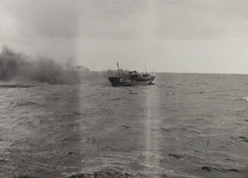 1943(昭和18)年米軍の攻撃をうけ炎上する特設監視艇