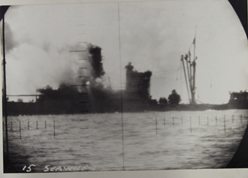 1942(昭和17)年11月 8日米潜水艦Seawolfの雷撃をうけ炎上する大阪商船慶興丸