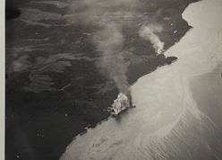 1942(昭和17)年10月Guadalcanal Lunga海岸で空爆をうけ炎上する３隻の日本商船