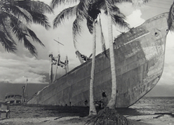 Guadalcanal島Tasafalongaの海岸にのし上げた大阪商船九州丸