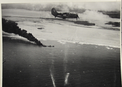 1945(昭和20)3月17日年仏印海岸で空爆をうけ炎上する日本油槽船上空はSB2C Helldiver